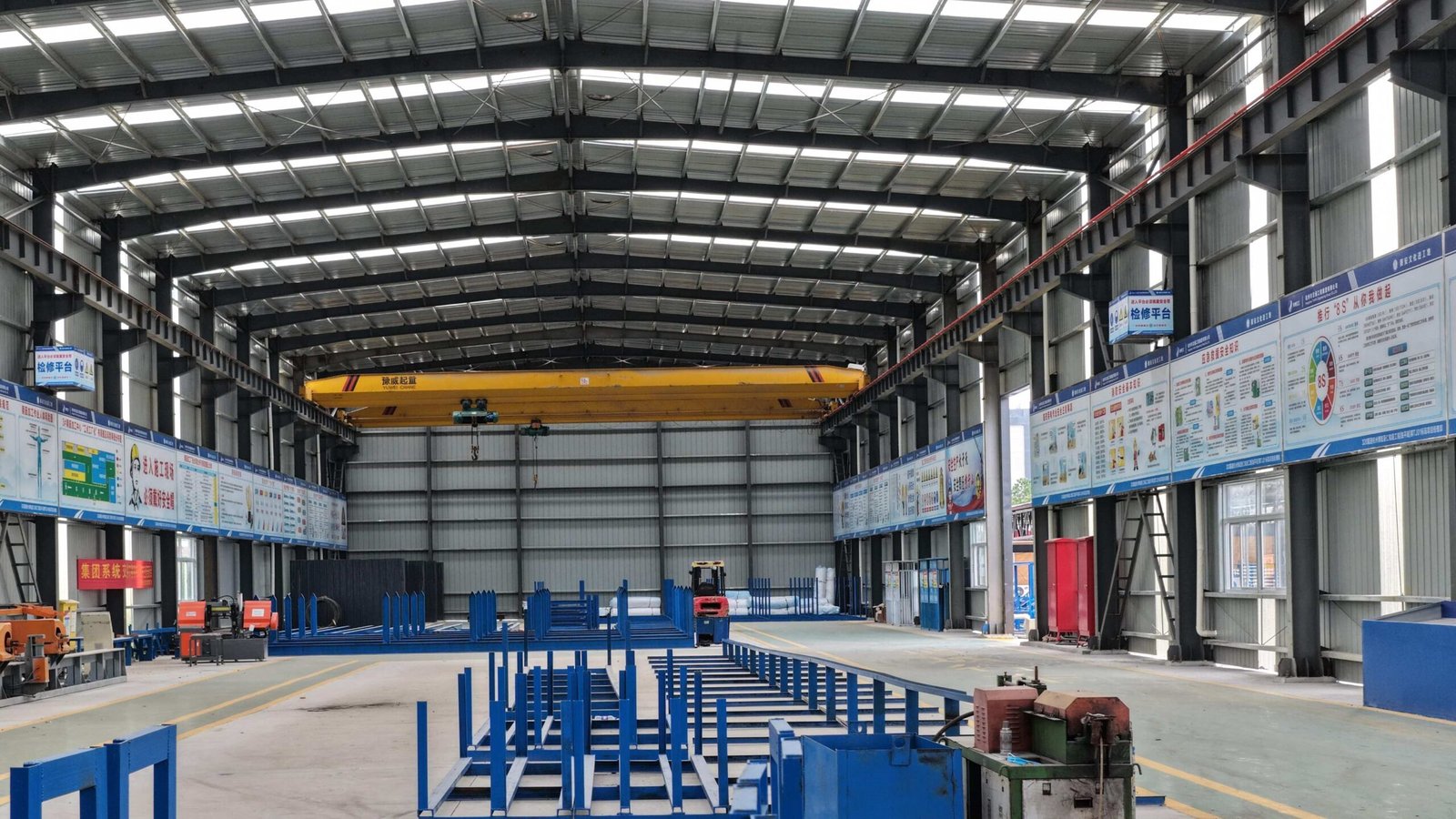 pre engineered middle size light steel structure warehouse with natural ventilator skylight strip and overhead crane 001