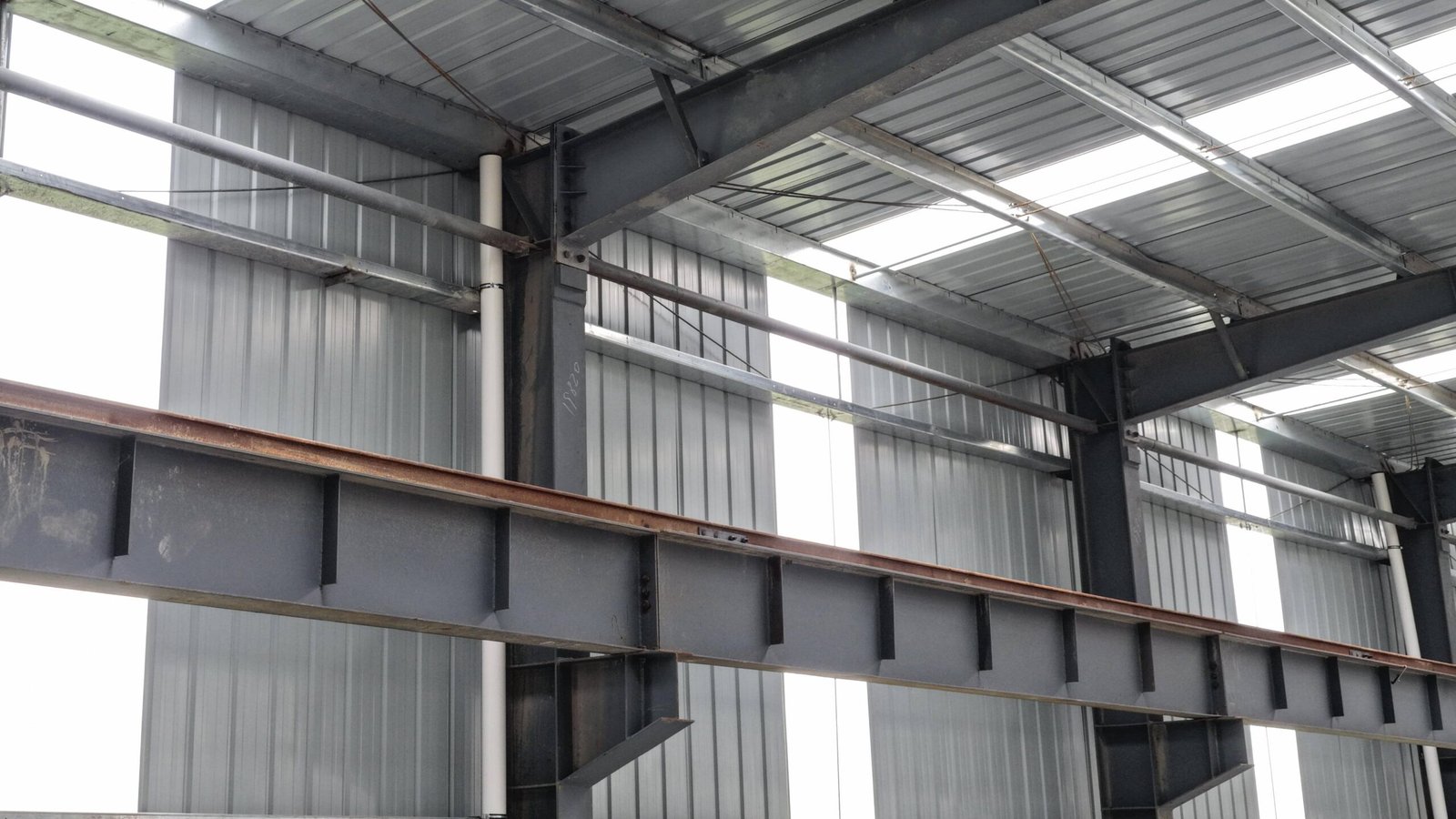 pre engineered middle size light steel structure warehouse with natural ventilator skylight strip and overhead crane 003