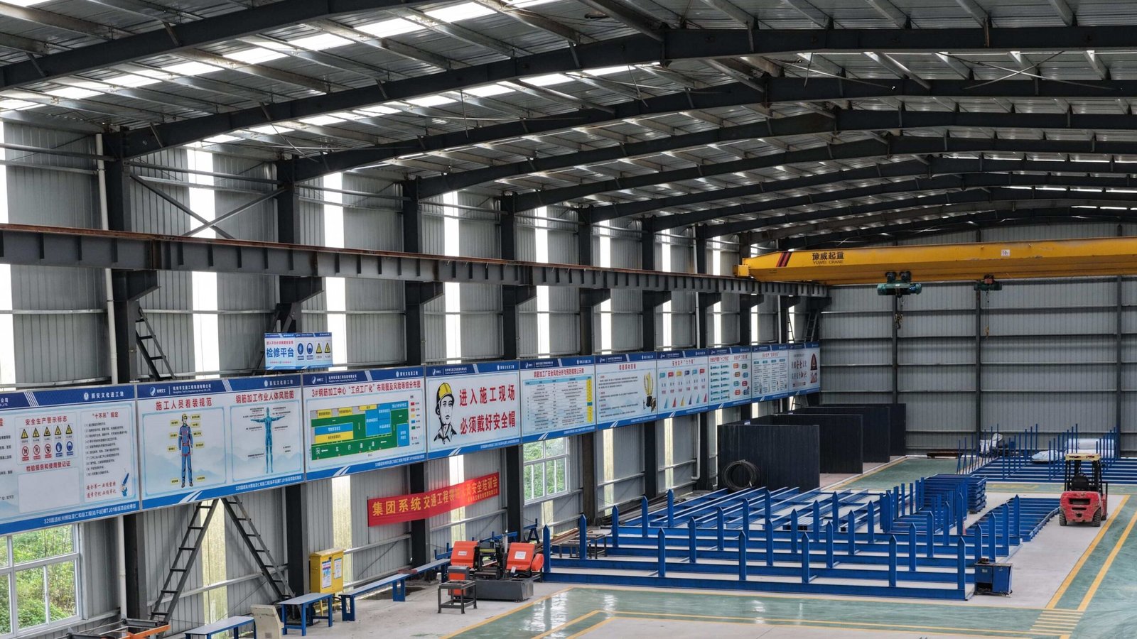 pre engineered middle size light steel structure warehouse with natural ventilator skylight strip and overhead crane 004