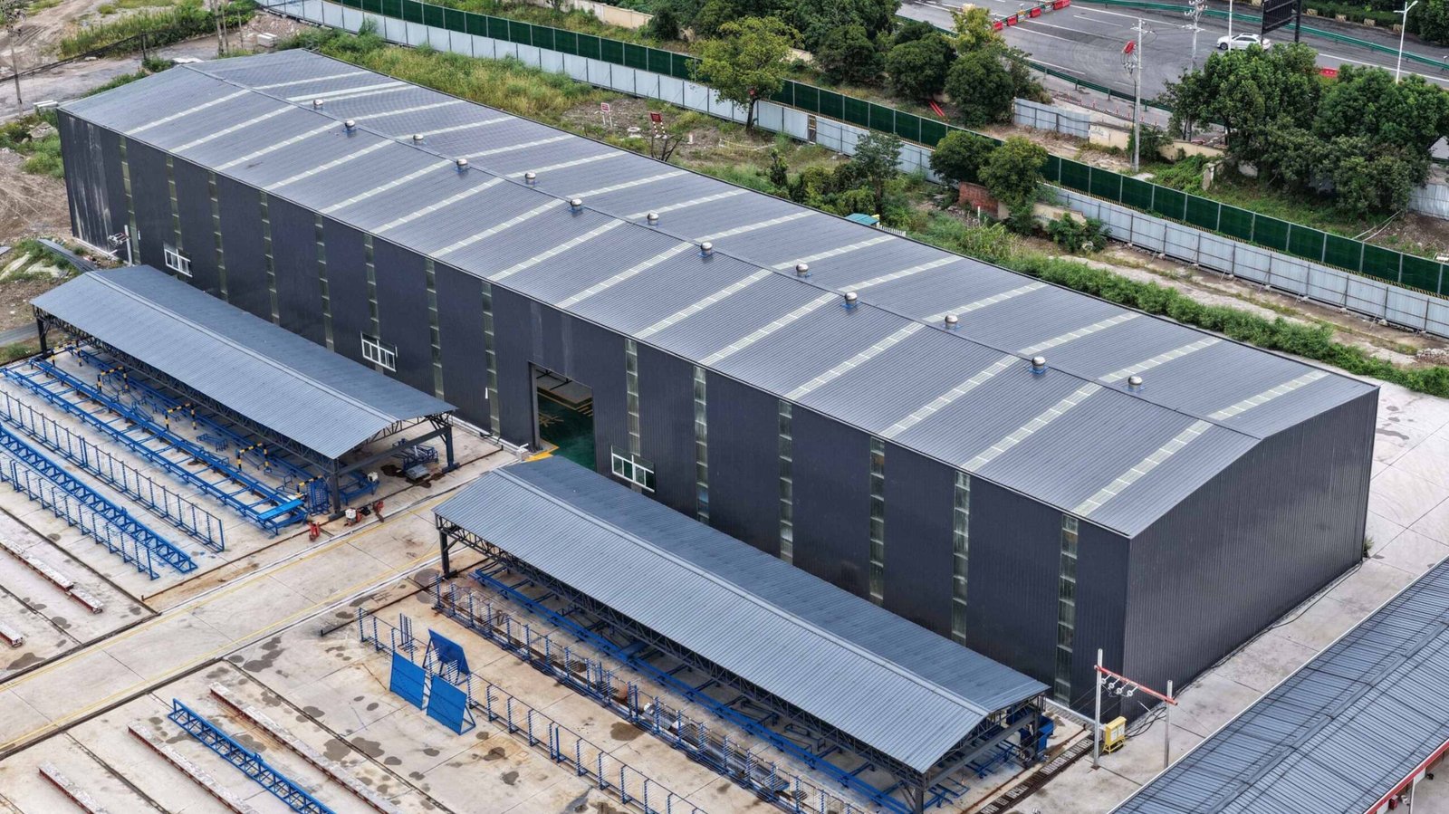 pre engineered middle size light steel structure warehouse with natural ventilator skylight strip and overhead crane 006