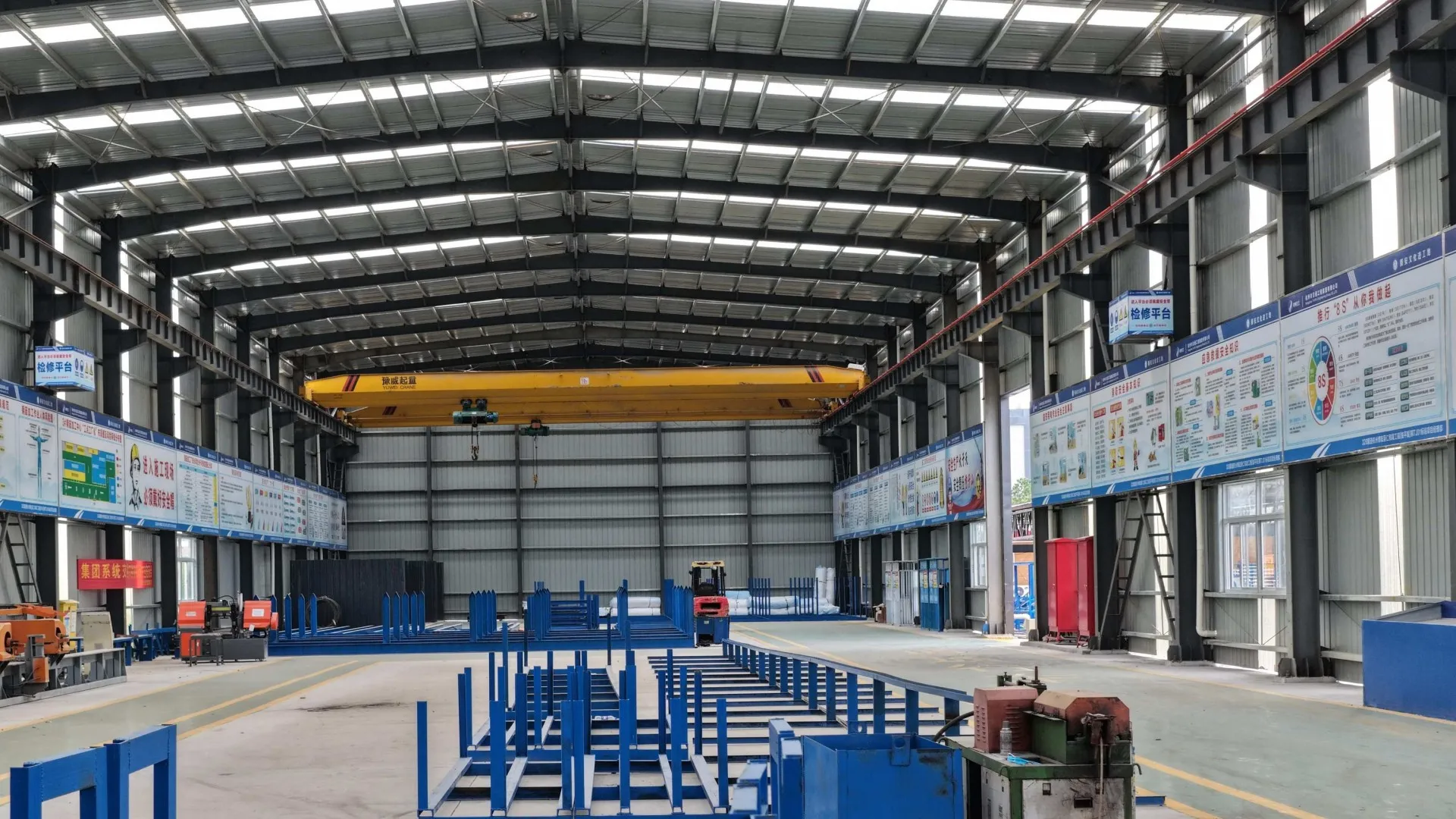 pre engineered middle size light steel structure warehouse with natural ventilator skylight strip and overhead crane 001 1920 1080