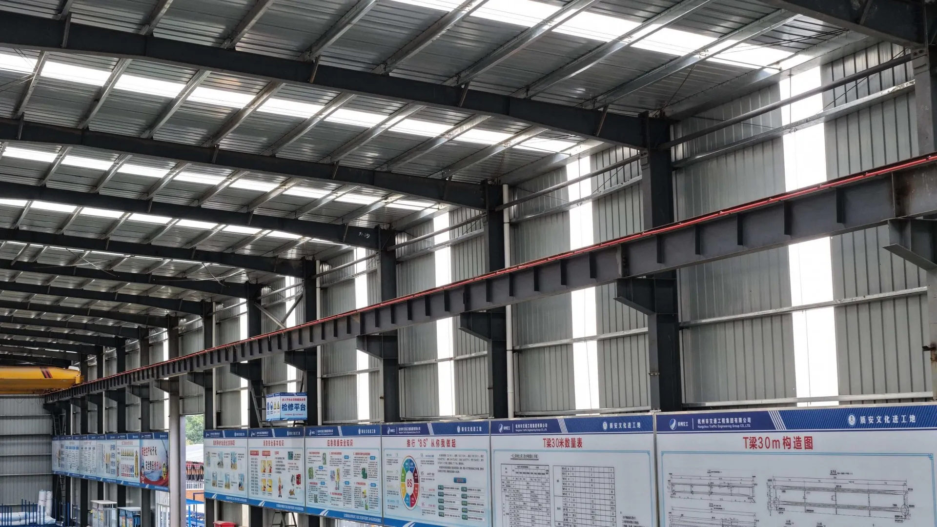 pre engineered middle size light steel structure warehouse with natural ventilator skylight strip and overhead crane 002 1920 1080