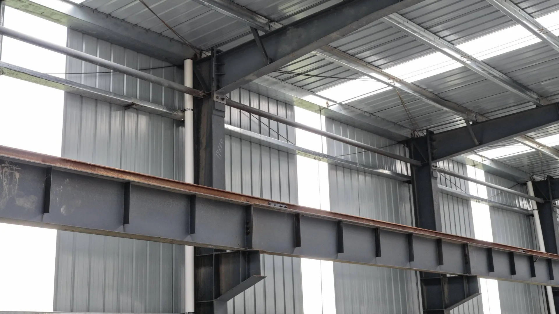 pre engineered middle size light steel structure warehouse with natural ventilator skylight strip and overhead crane 003 1920 1080