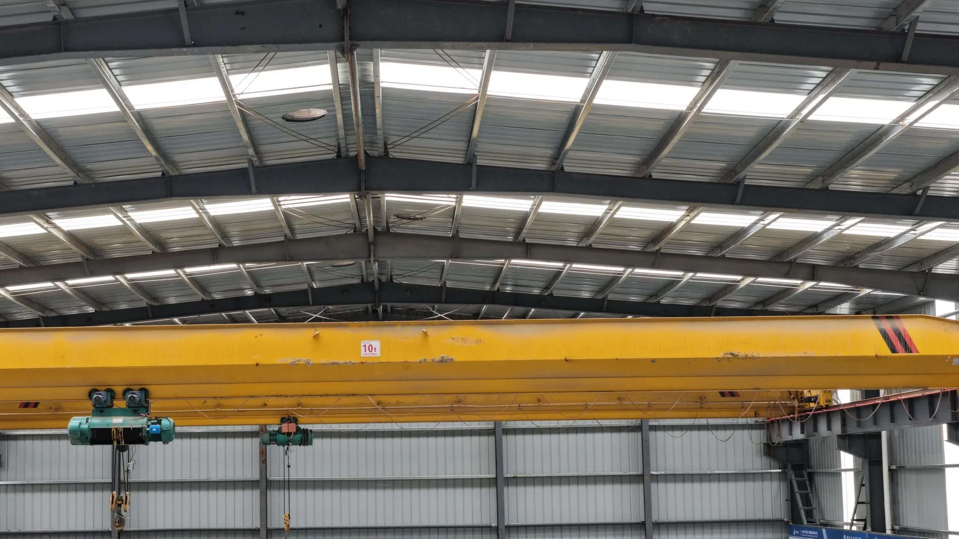 pre engineered middle size light steel structure warehouse with natural ventilator skylight strip and overhead crane 005 1920 1080