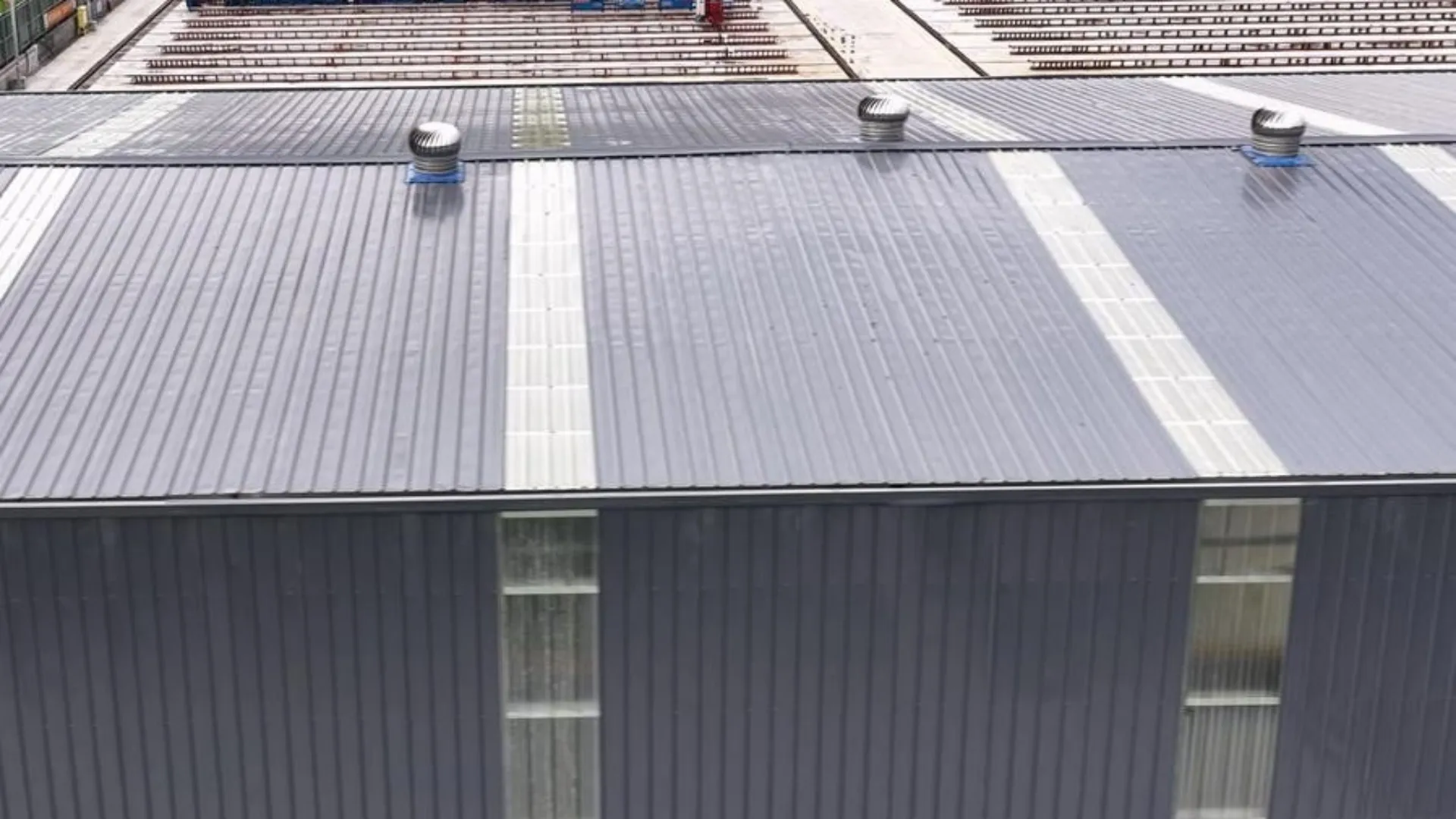 pre engineered middle size light steel structure warehouse with natural ventilator skylight strip and overhead crane 007 1920 1080