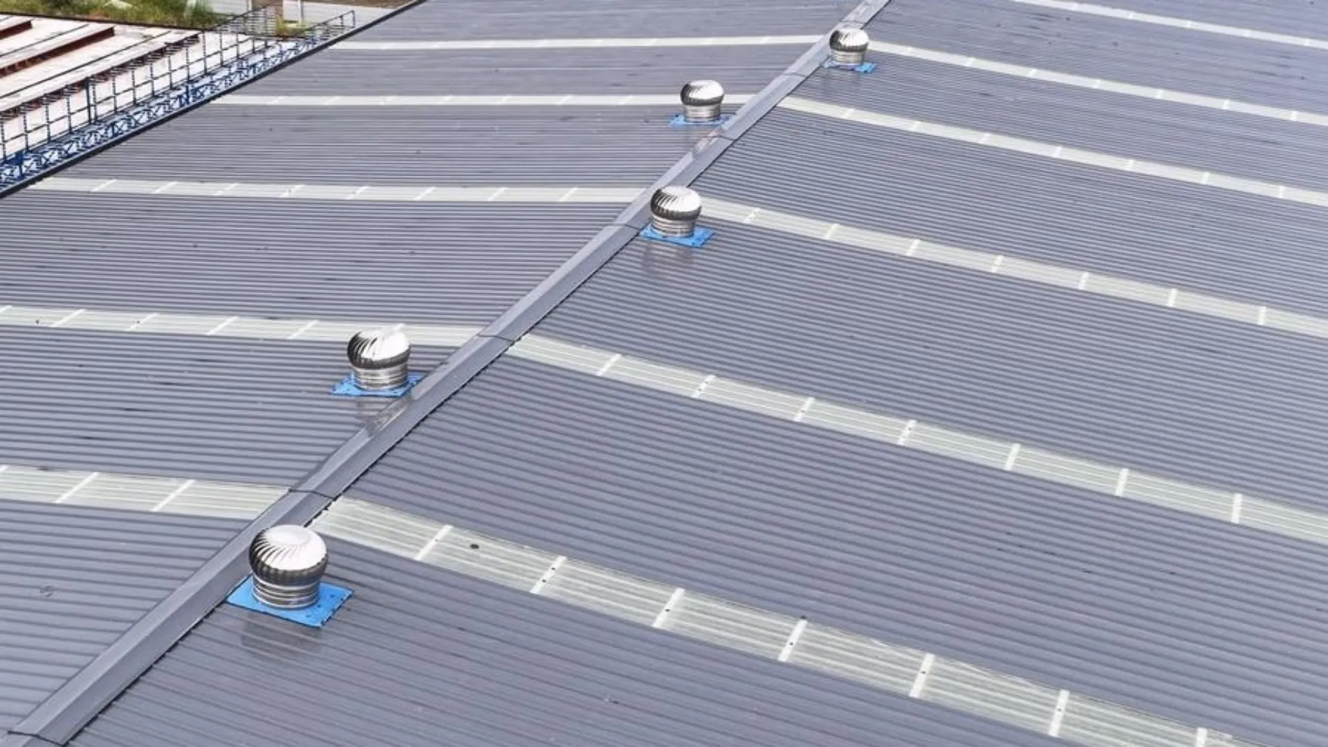 pre engineered middle size light steel structure warehouse with natural ventilator skylight strip and overhead crane 008 1920 1080